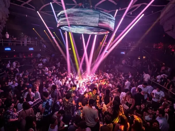 Dady’O nightclub in Cancun with cave-like design and retro-themed party.